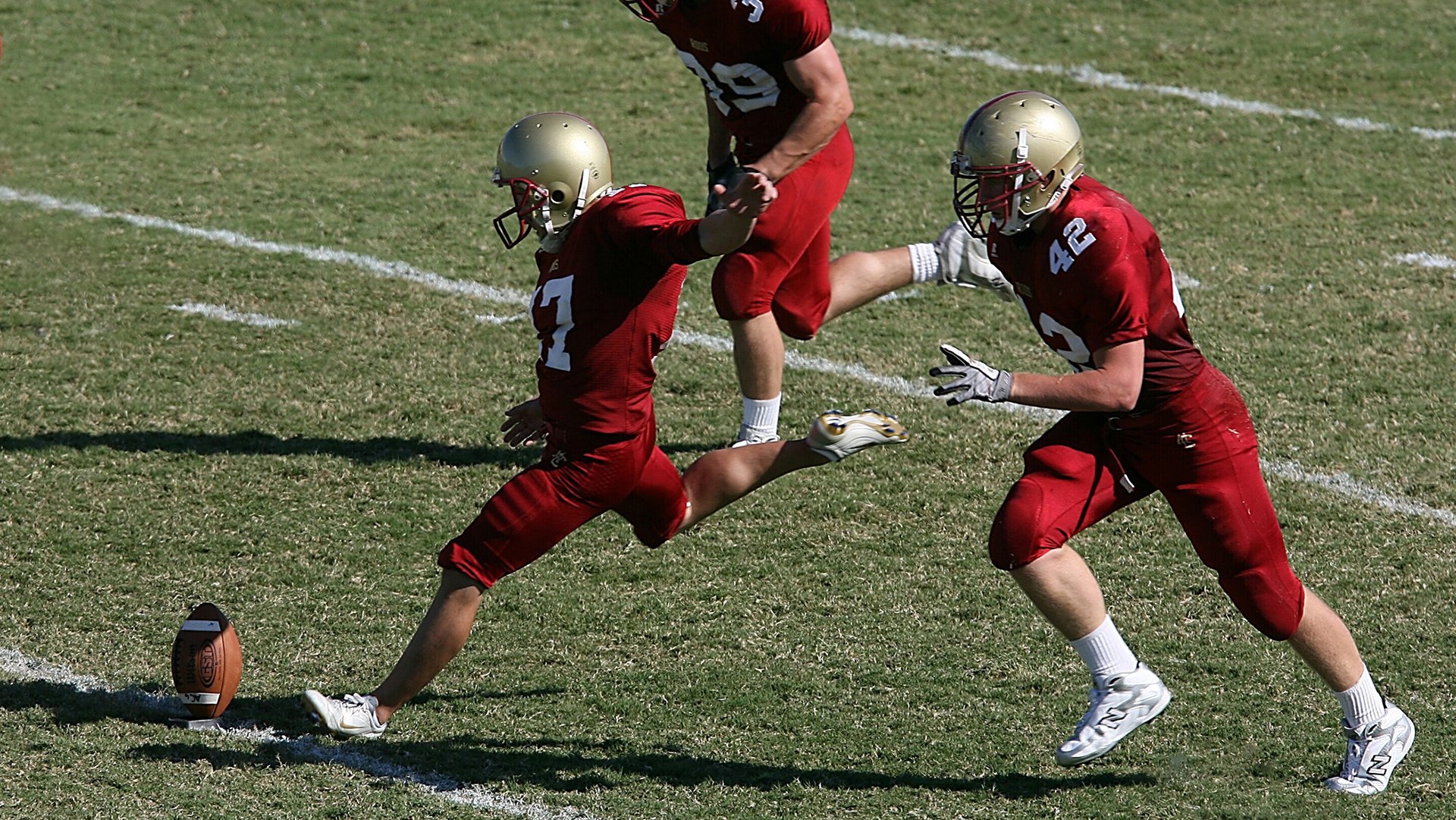 著名球员开设足球训练营,传授技巧经验,足球职业球员训练